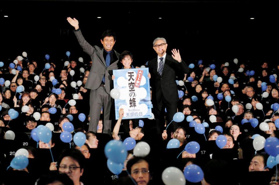 「天空の蜂」初日舞台あいさつを行った（左から）江口洋介、田口翔太、堤幸彦監督＝東京・新宿