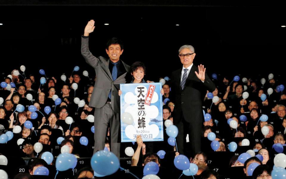 「天空の蜂」初日舞台あいさつを行った（左から）江口洋介、田口翔太、堤幸彦監督＝東京・新宿