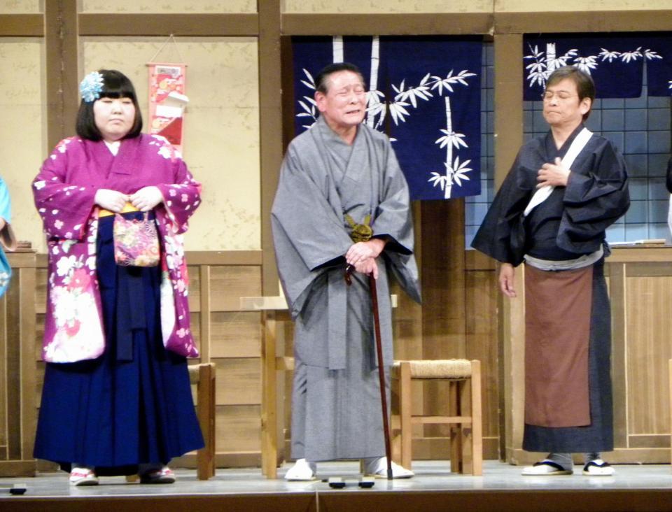 吉本新喜劇版「夫婦善哉」で内場勝則（右）、酒井藍（左）と共演した海原かなた（中央）＝大阪市中央公会堂