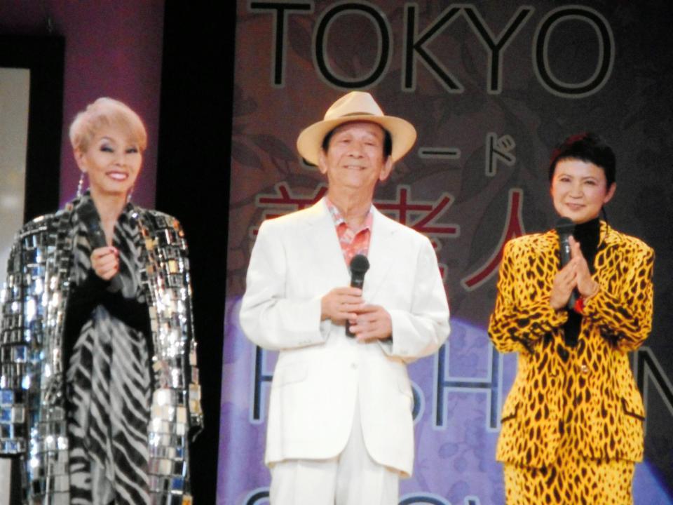 「第１回　ＴＯＫＹＯ　美老人　ＦＡＳＨＩＯＮ　ＳＨＯＷ」にゲスト出演した（左から）研ナオコ、小松政夫、作家の家田荘子氏＝東京・三越劇場