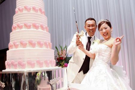 ケーキ入刀した薬師寺保栄（左）とまきこさん＝名古屋