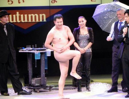 「ＴＨＥ　舶来寄席」にサプライズ出演した、とにかく明るい安村（中央）＝大阪・なんばグランド花月