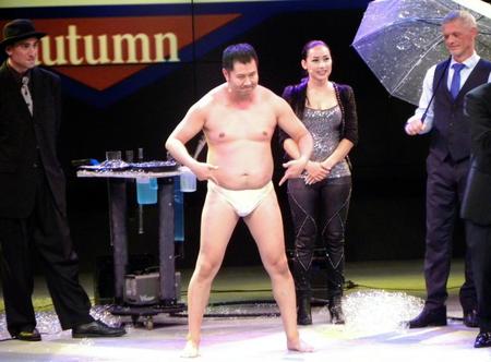 「ＴＨＥ　舶来寄席」にサプライズ出演した、とにかく明るい安村（中央）＝大阪・なんばグランド花月