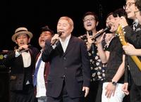 出演者と一緒に「浅草キッド」を熱唱するビートたけし＝東京・浅草公会堂（撮影・佐々木彰尚）