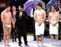 とにかく明るい安村（左）の弱点を突いたカナダの２人組レ・ボー・フレール（右）＝なんばグランド花月