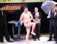 「ＴＨＥ　舶来寄席」にサプライズ出演した、とにかく明るい安村（中央）＝大阪・なんばグランド花月