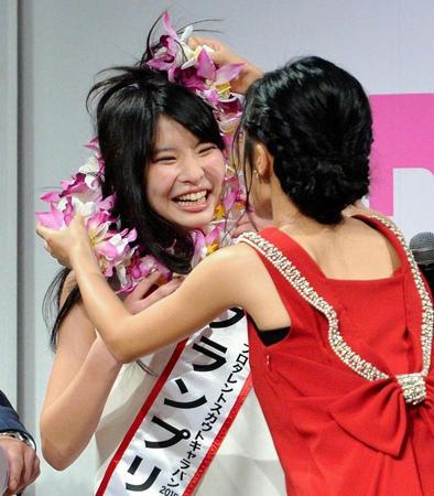 トーク中、冗談で小島瑠璃子にレイを外され、笑い出す木下彩音（左）＝東京・ステラボール（撮影・西岡正）