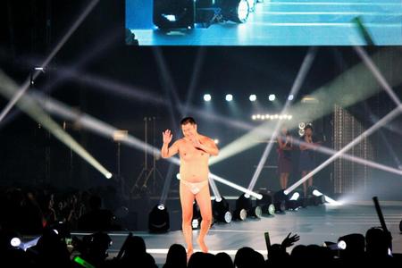 約４万人の女性から悲鳴があがる中、ランウェイで“全裸ポーズ”を敢行したとにかく明るい安村＝大阪・京セラドーム