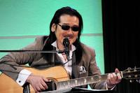 ライブを行った因幡晃＝東京・原宿