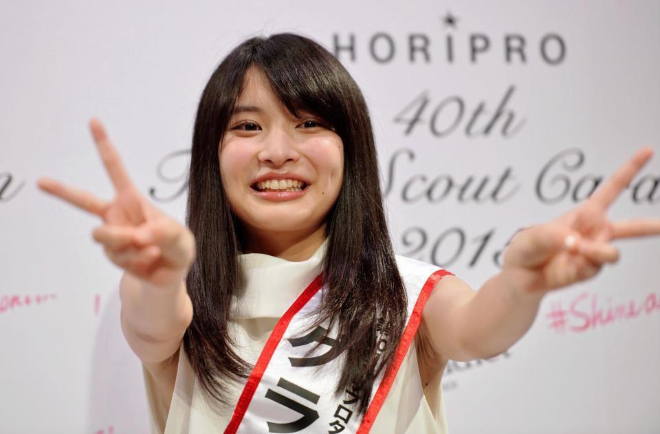 グランプリに輝き、ピースサインで笑顔を見せる木下彩音＝東京・ステラボール（撮影・西岡正）