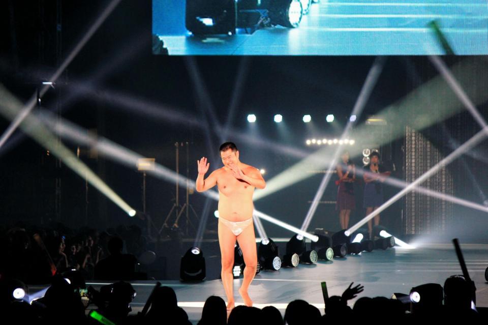 約４万人の女性から悲鳴があがる中、ランウェイで“全裸ポーズ”を敢行したとにかく明るい安村＝大阪・京セラドーム