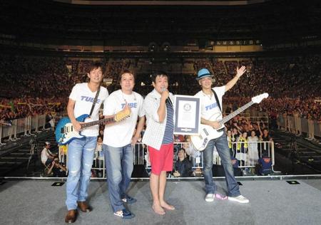 　ギネス認定証を手にする前田亘輝（右から２人目）らＴＵＢＥ＝甲子園球場