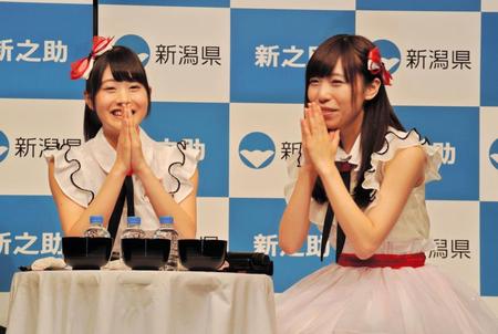 試食前に「いただきます」と手を合わせるＮＧＴ４８の加藤美南（左）と宮島亜弥＝東京・東銀座