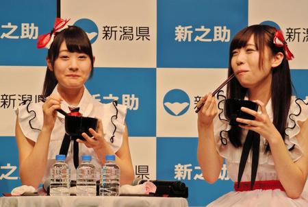 新潟産の白米を味わうＮＧＴ４８の加藤美南（左）と宮島亜弥＝東京・東銀座