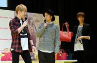 サマンサベガのバッグを選ぶＧＥＮＥＲＡＴＩＯＮＳ　ｆｒｏｍ　ＥＸＩＬＥ　ＴＲＩＢＥの（左から）佐野玲於、白濱亜嵐、片寄涼太＝東京・六本木（撮影・佐々木彰尚）