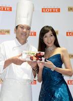 　夫でパティシエの鎧塚俊彦さん（左）と川島なお美さん＝２０１２年10月、東京都内