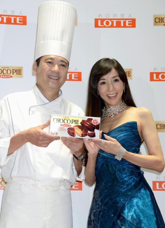 　夫でパティシエの鎧塚俊彦さん（左）と川島なお美さん＝２０１２年10月、東京都内