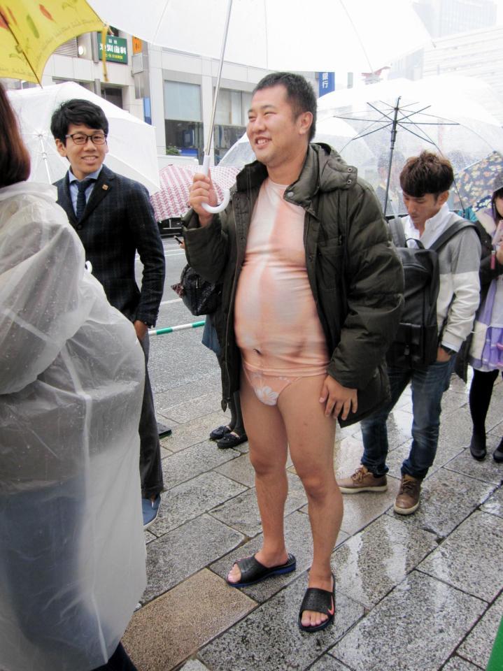 ｉＰｈｏｎｅ６ｓ購入の行列に並ぶとにかく明るい安村＝東京・銀座