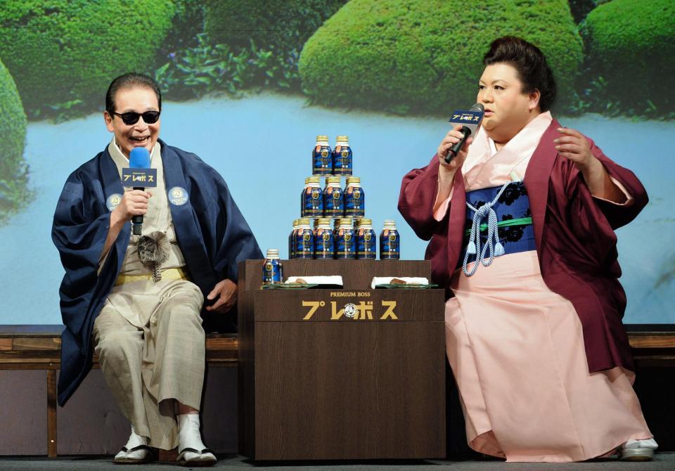 プレミアムボス微糖の新ＣＭ発表会に登場したタモリ（左）とマツコ・デラックス＝東京・六本木（撮影・佐々木彰尚）