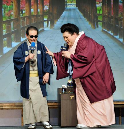 　プレミアムボス微糖の新ＣＭの一部を再現するタモリ（左）とマツコ・デラックス＝東京・六本木（撮影・佐々木彰尚）