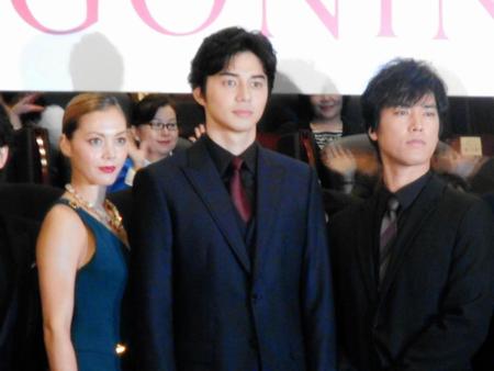 映画「ＧＯＮＩＮ　サーガ」の初日舞台あいさつを行った（左から）土屋アンナ、東出昌大、桐谷健太＝東京・ＴＯＨＯシネマズ新宿