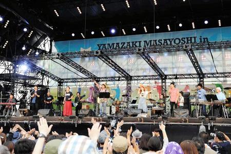 デビュー２０周年記念のステージでヒット曲を連発した山崎まさよし（中央）＝横浜赤レンガパーク