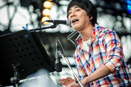 デビュー２０周年記念のステージでヒット曲を連発した山崎まさよし＝横浜赤レンガパーク