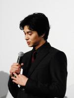 映画「ＧＯＮＩＮ　サーガ」の初日舞台あいさつで根津甚八からの手紙に感極まった表情を見せた東出昌大＝東京・ＴＯＨＯシネマズ新宿  