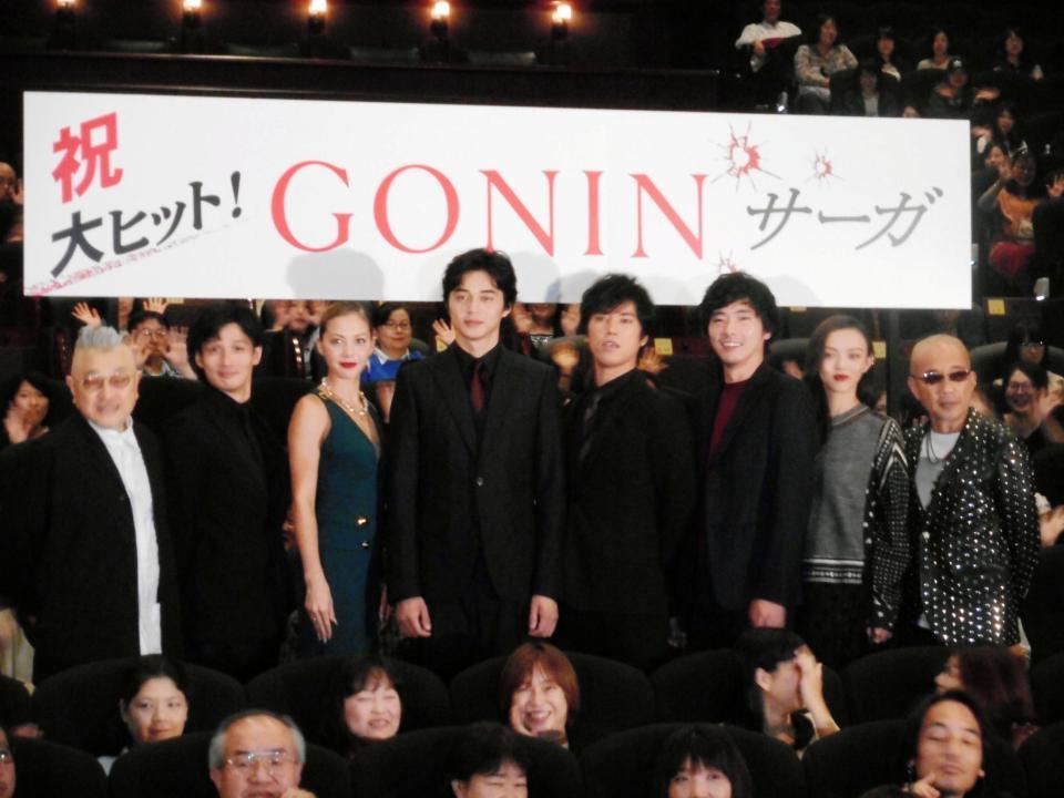 映画「ＧＯＮＩＮ　サーガ」の初日舞台あいさつを行った（左から）石井隆監督、安藤政信、土屋アンナ、東出昌大、桐谷健太、柄本佑、福島リラ、高中直人＝東京・ＴＯＨＯシネマズ新宿