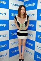 親友の森下悠里がデザインしたというボディコン風衣装の小林恵美＝東京・秋葉原