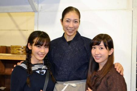 　主演舞台への意気込みを語った大林素子（中央）と共演の清水みさと（左）、片山陽加