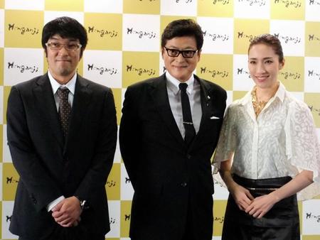 福山雅治の結婚を祝福した陣内孝則（中）。右は水夏希、左はウォーリー木下氏＝東京・渋谷