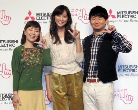 トークイベントに登場した（左から）戸田恵子、杏、若林正恭＝東京・品川