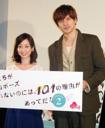 舞台あいさつに登場した黒川智花（左）と城田優＝東京・六本木