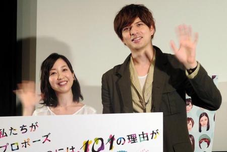 舞台あいさつに登場した黒川智花（左）と城田優＝東京・六本木