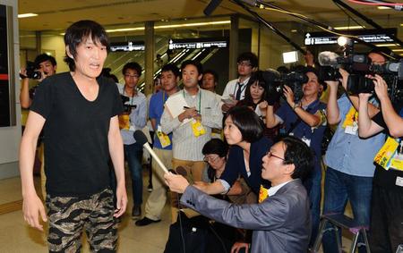 宮古島から帰京し心境を語る千原ジュニア＝羽田空港（撮影・村中拓久）