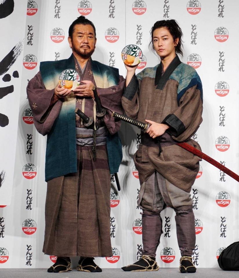 　　武士の衣装で登場した加山雄三（左）と佐藤健＝ザ・リッツカールトン東京