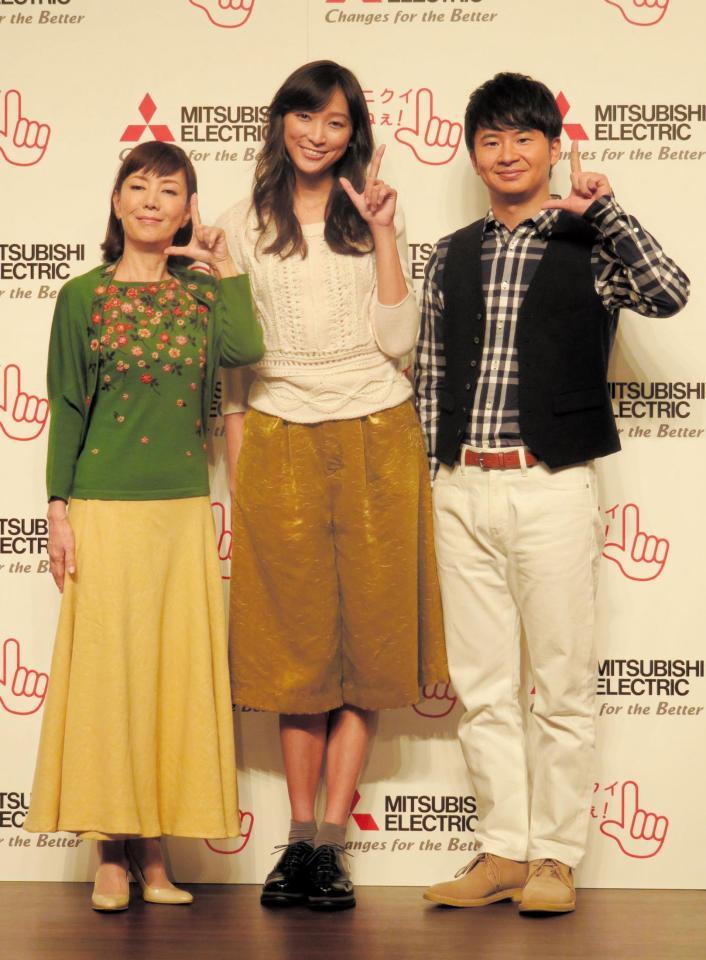トークイベントに登場した（左から）戸田恵子、杏、若林正恭＝東京・品川
