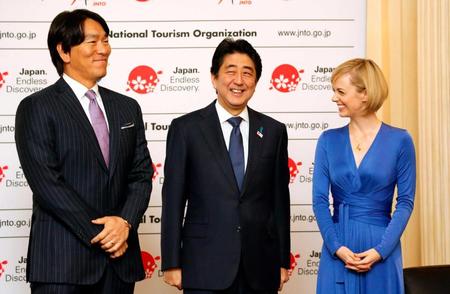 　日本政府観光局主催のセミナーで記念撮影する安倍首相（中央）と元ヤンキースの松井秀喜氏（左）、女優のシャーロット・ケイト・フォックス＝２８日、米ニューヨーク（代表撮影・共同）