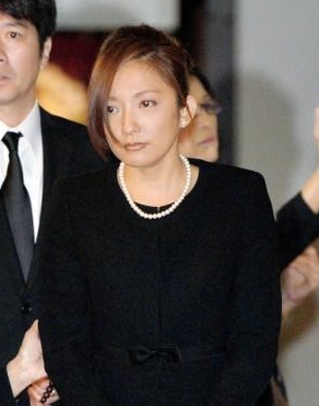 沈痛な表情で葬儀に参列した山田まりあ（中央）＝東京・青山葬儀所（撮影・田村亮介）