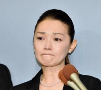 川島なお美さんの思い出を語り唇をかむ渡辺めぐみ＝東京・青山葬儀所（撮影・園田高夫）