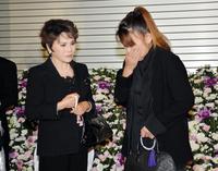 涙ぐむデヴィ夫人（左）と山田邦子＝東京・青山葬儀所（撮影・園田高夫）