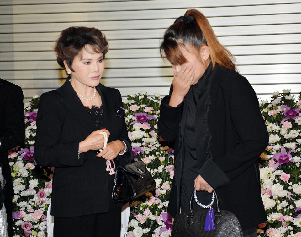 涙ぐむデヴィ夫人（左）と山田邦子＝東京・青山葬儀所（撮影・園田高夫）