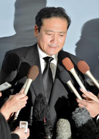 　通夜を終え沈痛な表情で会見に応じる鎧塚俊彦氏＝東京・青山葬儀所（撮影・田村亮介）