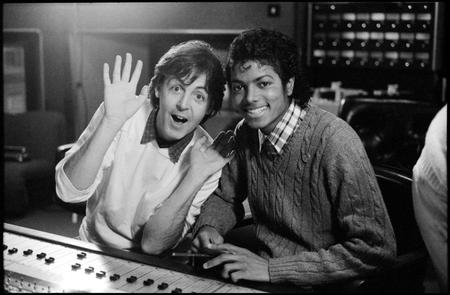 　ポール・マッカートニー（左）と故マイケル・ジャクソンさん（ｃ）１９８３　Ｐａｕｌ　ＭｃＣａｒｔｎｅｙ＿Ｐｈｏｔｏｇｒａｐｈｅｒ　Ｌｉｎｄａ　ＭｃＣａｒｔｎｅｙ