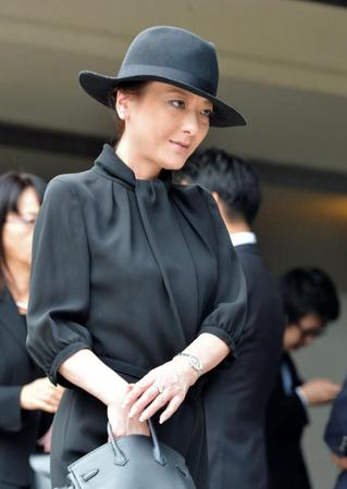 川島なお美さんの告別式に参列した西川史子