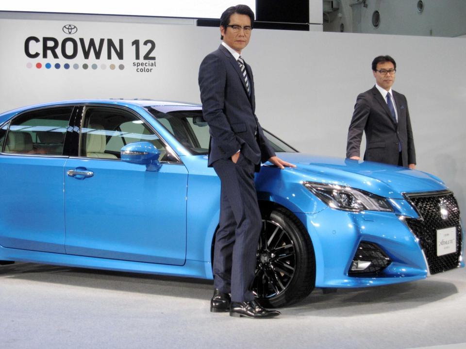 　新型クラウン報道発表会に登場した豊川悦司（左）＝東京・青海