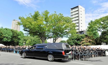 　ファン６００人が参列。ひつぎを乗せた霊きゅう車に拍手を送った