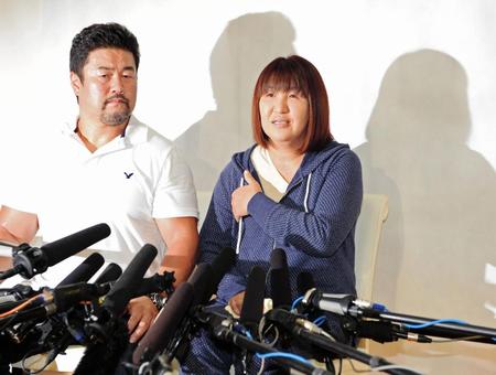 退院会見で摘出した右胸を触りながら会見する北斗晶（右）と寄り添う夫の佐々木健介＝吉川市の健介オフィス（撮影・三好信也）