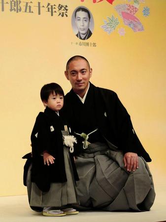 制作発表に登場した市川海老蔵（右）と舞台初お目見えとなる長男・堀越勸玄くん＝帝国ホテル（撮影・三好信也）